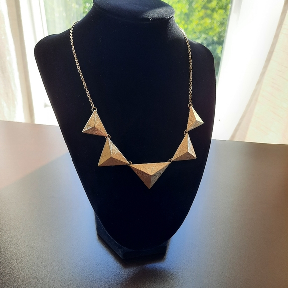 Pyramids necklace - Picture 1 of 3